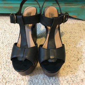 Steve Madden Wyliee t-strap Black platforms 7.5